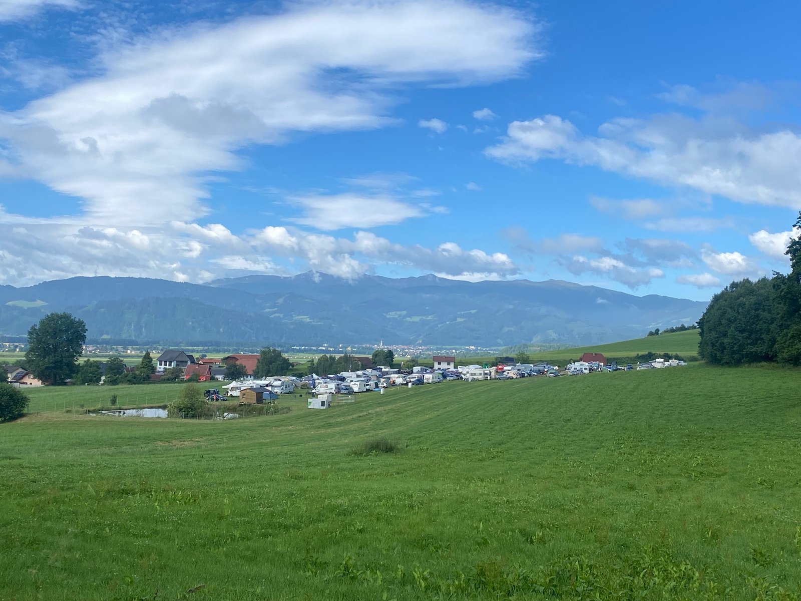Camping Wildbolz: Wiese mit Wohnmobilen vor dem Panorama der Seckauer Tauern